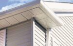 Защита свесов крыши с помощью пластиковых софитов