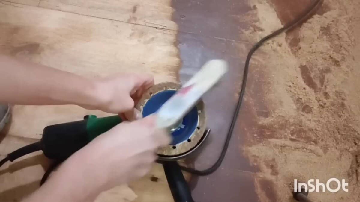 Очистка шлифовальной чашки с помощью растворителя и металлической щетки