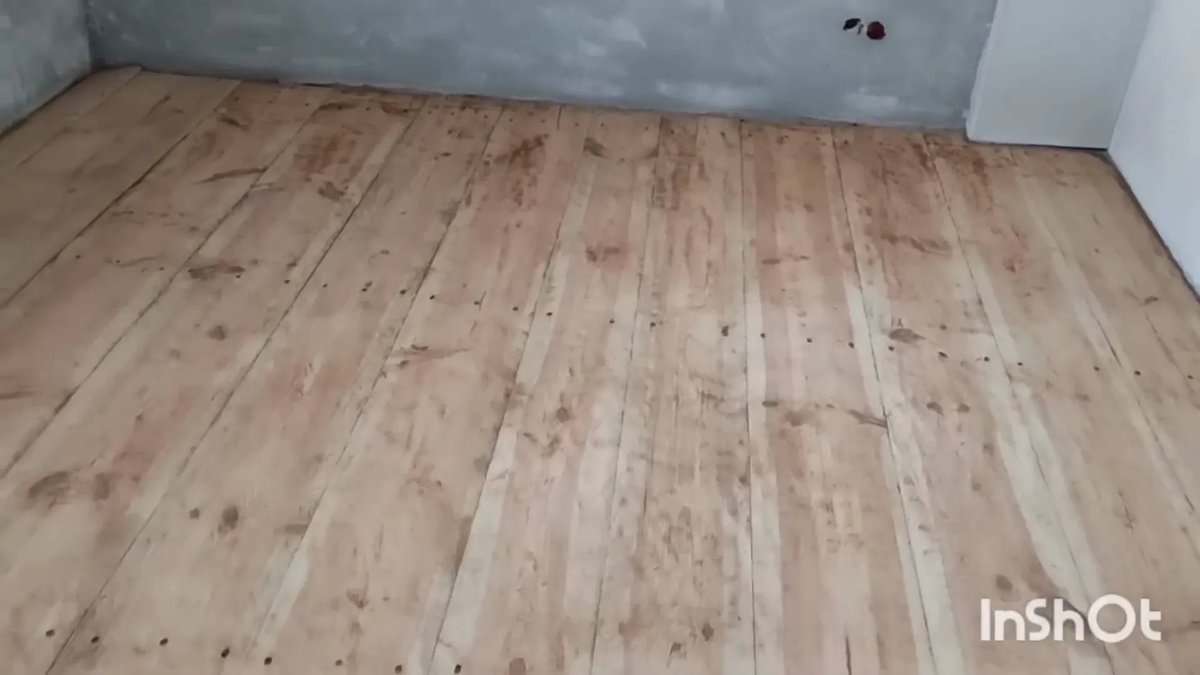 Пол после грубой очистки от старой краски